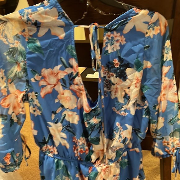 Floral V-Neck  and drop back Romper - Picture 4 of 4